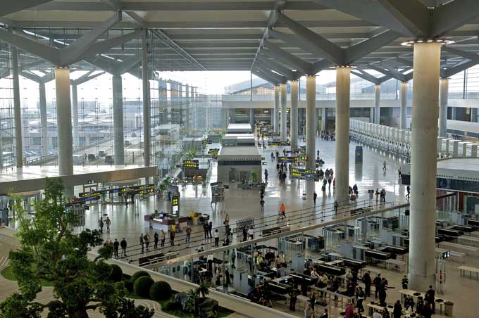 Аэропорт Малаги   была расширена для размещения новой взлетно-посадочной полосы, чтобы освободить место для большого количества рейсов, прибывающих в Малагу со всего мира